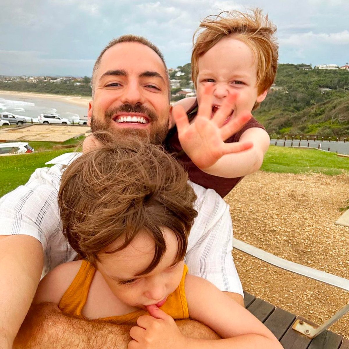 choquei's tweet photo. 🚨FAMOSOS: Thales Bretas posta fotos com os filhos Romeu e Gael, frutos do relacionamento dele com Paulo Gustavo. https://t.co/kpZBLZ4pze
