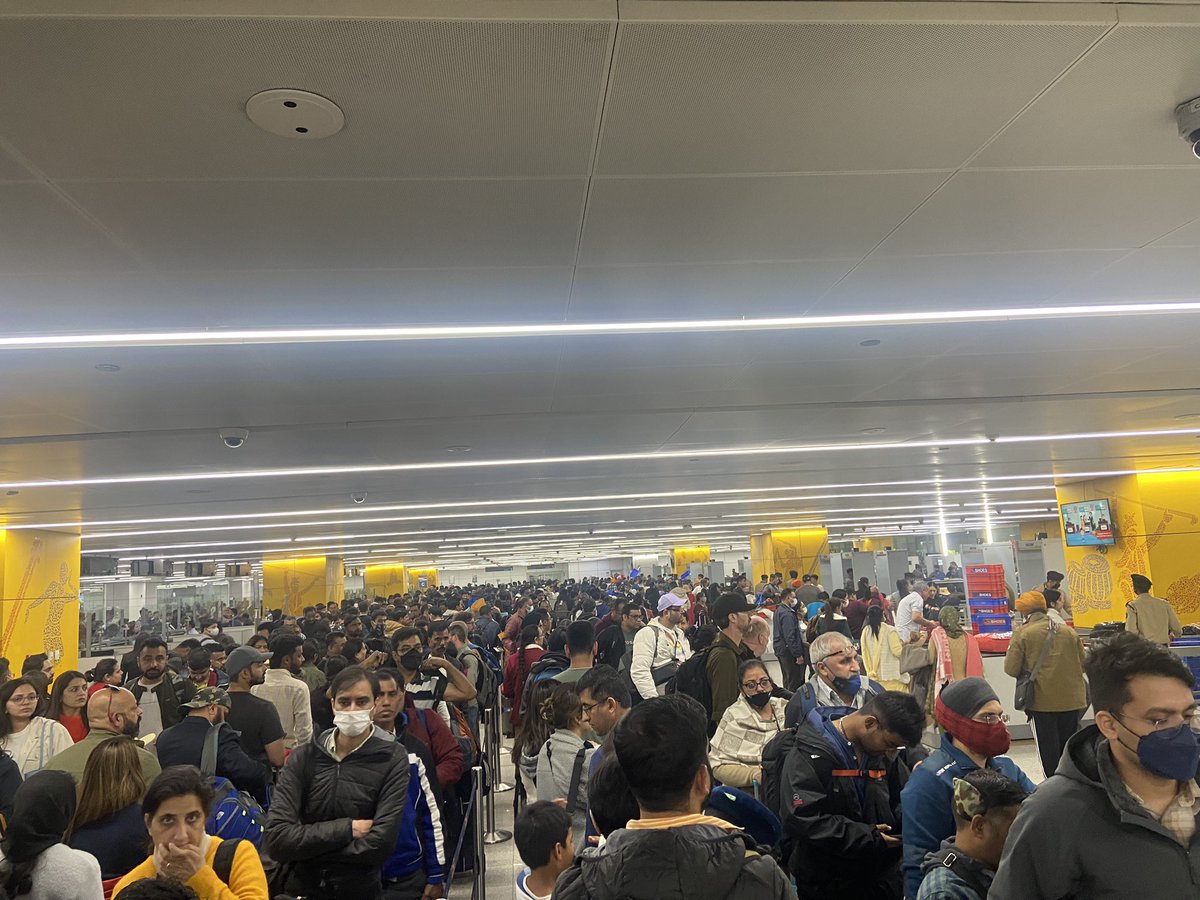 imanupdbest's tweet photo. The govt shud “Hang it’s head in shame”. @JM_Scindia @rahulkanwal @narendramodi 
On one hand we are hosting G20 but look at the condition of the international airport in national capital. It took me more than 1 hour just to clear the security https://t.co/etANHjXZIB