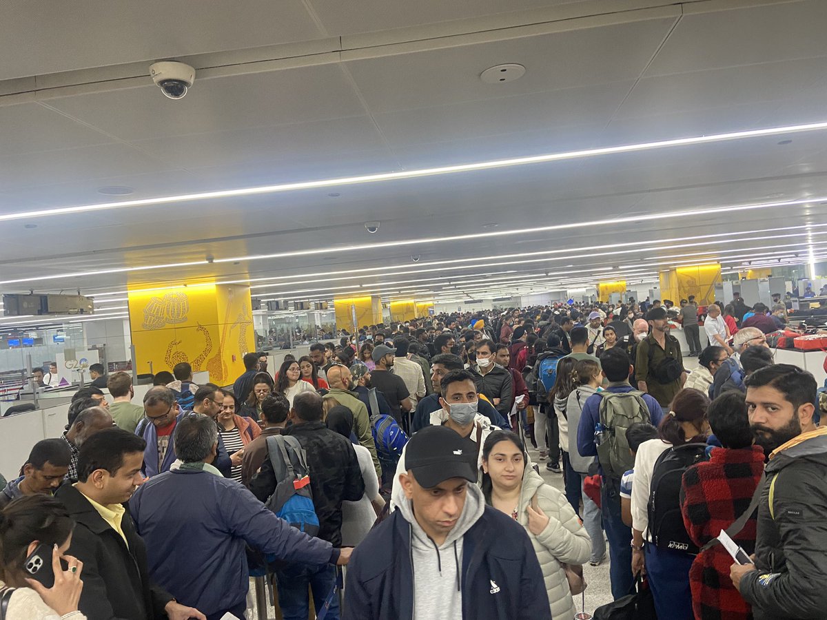 imanupdbest's tweet photo. The govt shud “Hang it’s head in shame”. @JM_Scindia @rahulkanwal @narendramodi 
On one hand we are hosting G20 but look at the condition of the international airport in national capital. It took me more than 1 hour just to clear the security https://t.co/etANHjXZIB