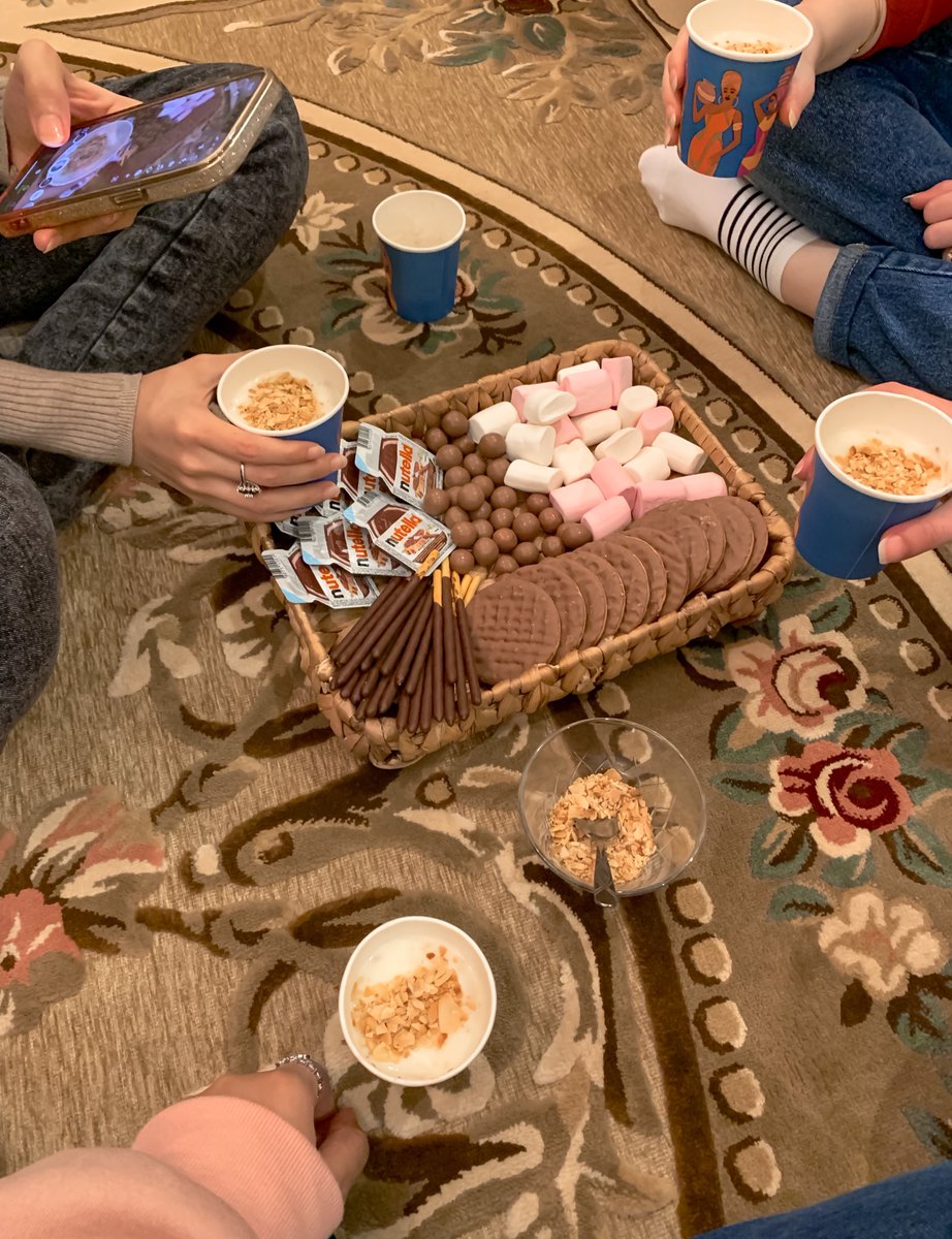 لا غيب الله عنا لمة الصديقات🤍