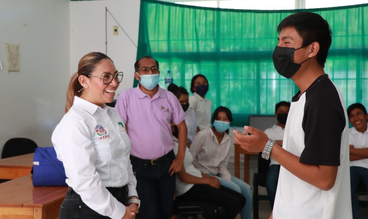 CECyTEOaxaca's tweet photo. La #ComunidadCECyTEO del EMSaD 73 #SanMiguelMixtepec se prepara para el próximo inicio del nuevo semestre, y durante la visita de nuestra DG @blancaluzmtz, alumnado y personal docente le expresaron las necesidades existentes, con el fin de asegurar la mejora de los servicios. https://t.co/sLQd75vlm9