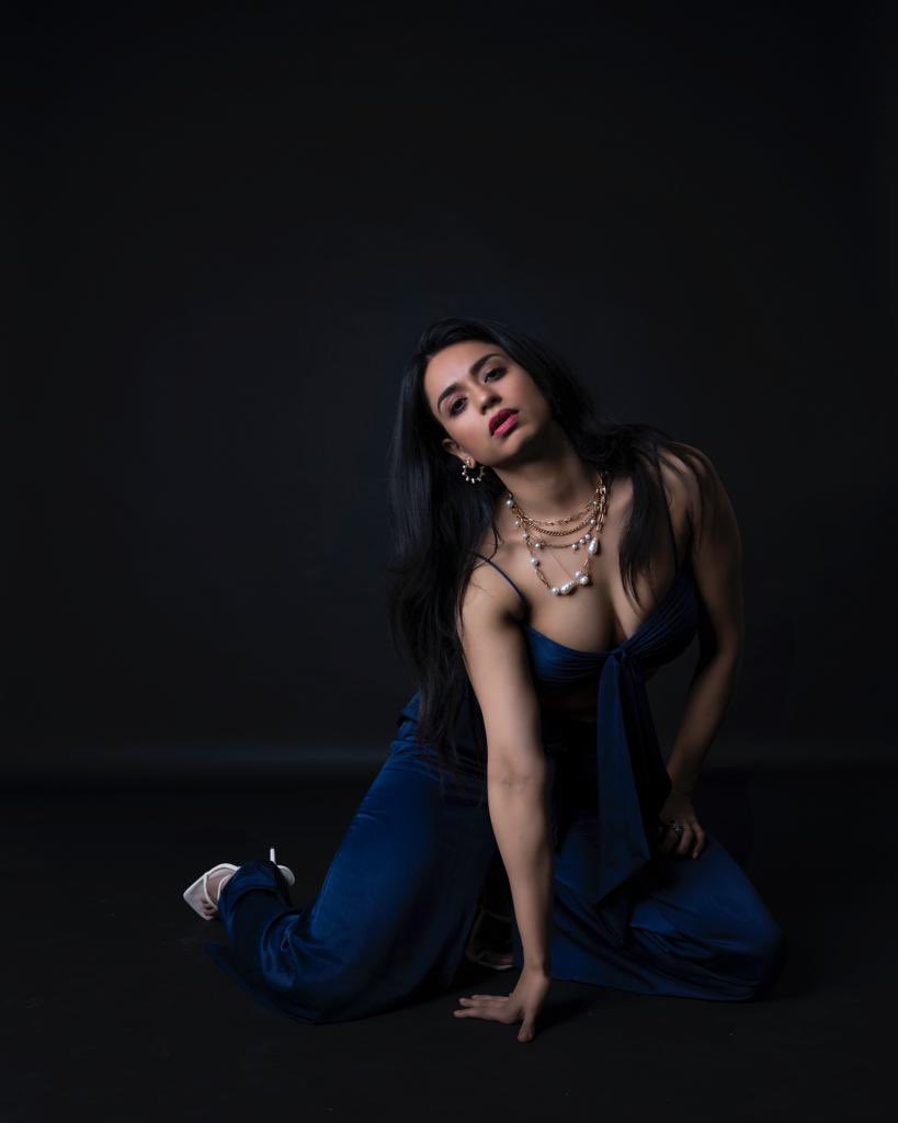 soundarya_20's tweet photo. कश्मकश 💙 

Outfit: #SwatsStar #SwatiMishraWorld
👠: #YSL
📸: #FilmyGyanStudio #AssdKhan

#Dimpledoll #BB16 #BiggBoss16 #SoundaryaSharma #BiggBossQueen #Instagood https://t.co/DwzYwAGfkD