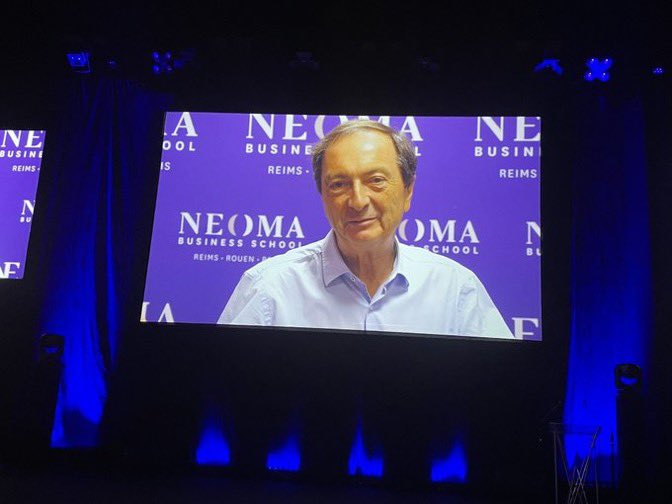 NEOMAbs's tweet photo. "#GraduationNEOMAbs | Les diplômés reçoivent les félicitations de nos invités d'honneur : @leclerc_mel / @Marchani76 @MetropoleRouenN « Votre énergie est essentielle, croyez en vous ! » https://t.co/kGSqtEwHmN