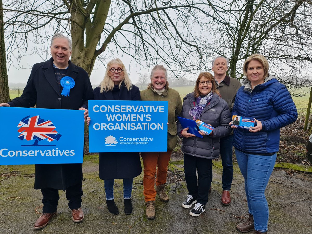 Out for @CllrMikePrend @FleurButler1 @K_Fletcher_MP lovely day on the doorstep @CWONorthWest