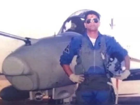 Wg Cdr Hanumanth Rao Sarathi, the Mirage 2000 pilot killed in today’s tragic mid-air collision crash. A fine aviator, he leaves behind his wife & 2 children. Hailing from Belagavi, Karnataka, his father was in the Army, his brother is also in the IAF.

He was 34.

Prayers 💔🙏🏽