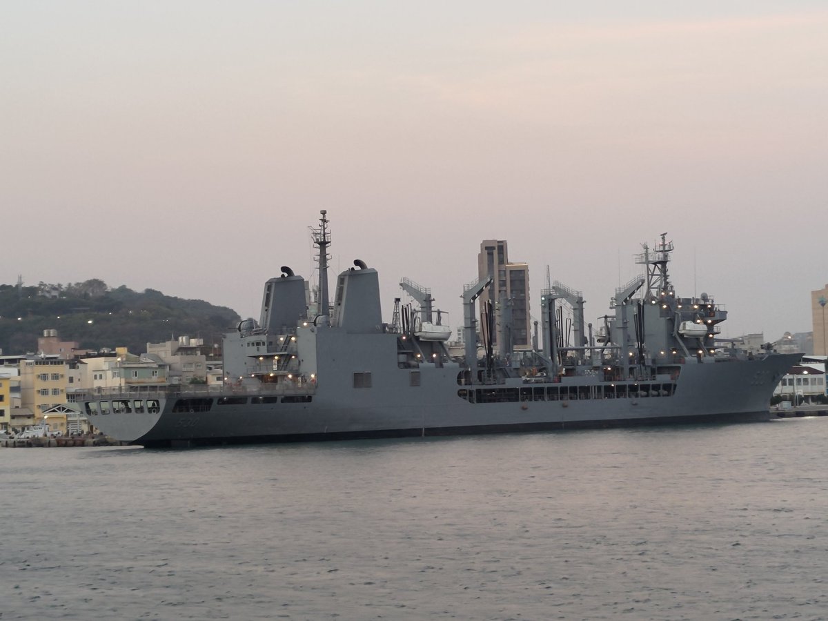 DanielInTaiwan's tweet photo. Say hi to #Taiwan's navy! #Kaohsiung
(don't have any idea what kind of ship this is, I don't know anything about military) https://t.co/WDjWta1C6w