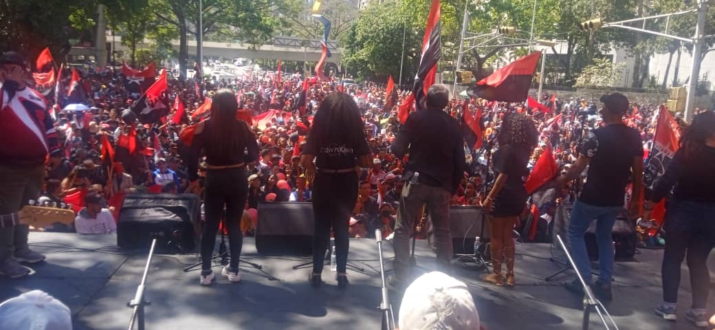 AturesMRT's tweet photo. 🔴⚫ #28DeEnero
Momento histórico ✊ 
Avanzamos en nuestra avalancha rojo y negro rechazamos rotundamente el bloqueo por partes del imperio sigamos adelante !!! Vamos tupaaa 🔴⚫
#TupamaroConMaduro
#TupamaroAntiimperialista https://t.co/7UiNUlwoOt
