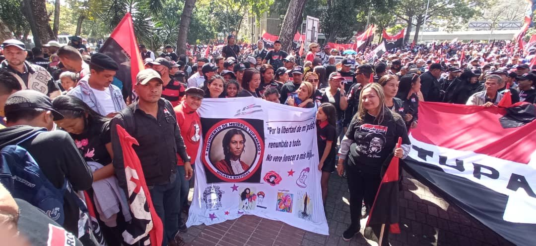 AturesMRT's tweet photo. 🔴⚫ #28DeEnero
Momento histórico ✊ 
Avanzamos en nuestra avalancha rojo y negro rechazamos rotundamente el bloqueo por partes del imperio sigamos adelante !!! Vamos tupaaa 🔴⚫
#TupamaroConMaduro
#TupamaroAntiimperialista https://t.co/7UiNUlwoOt