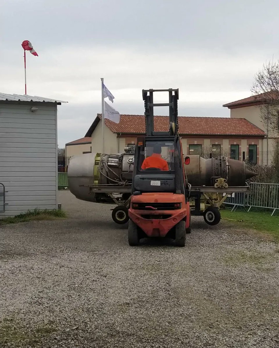 AATLSE31's tweet image. Le rangement est quasiment terminé derrière le hangar.
Sur l'Alizée le longeron arrière et la platine trim sont rivetés.
Gonflage amortisseur avant Fouga Magister avec une barre d'acier.
Remontage de l'interface de tractage Mirage IV.

Un #saturdaywork comme nous les aimons.