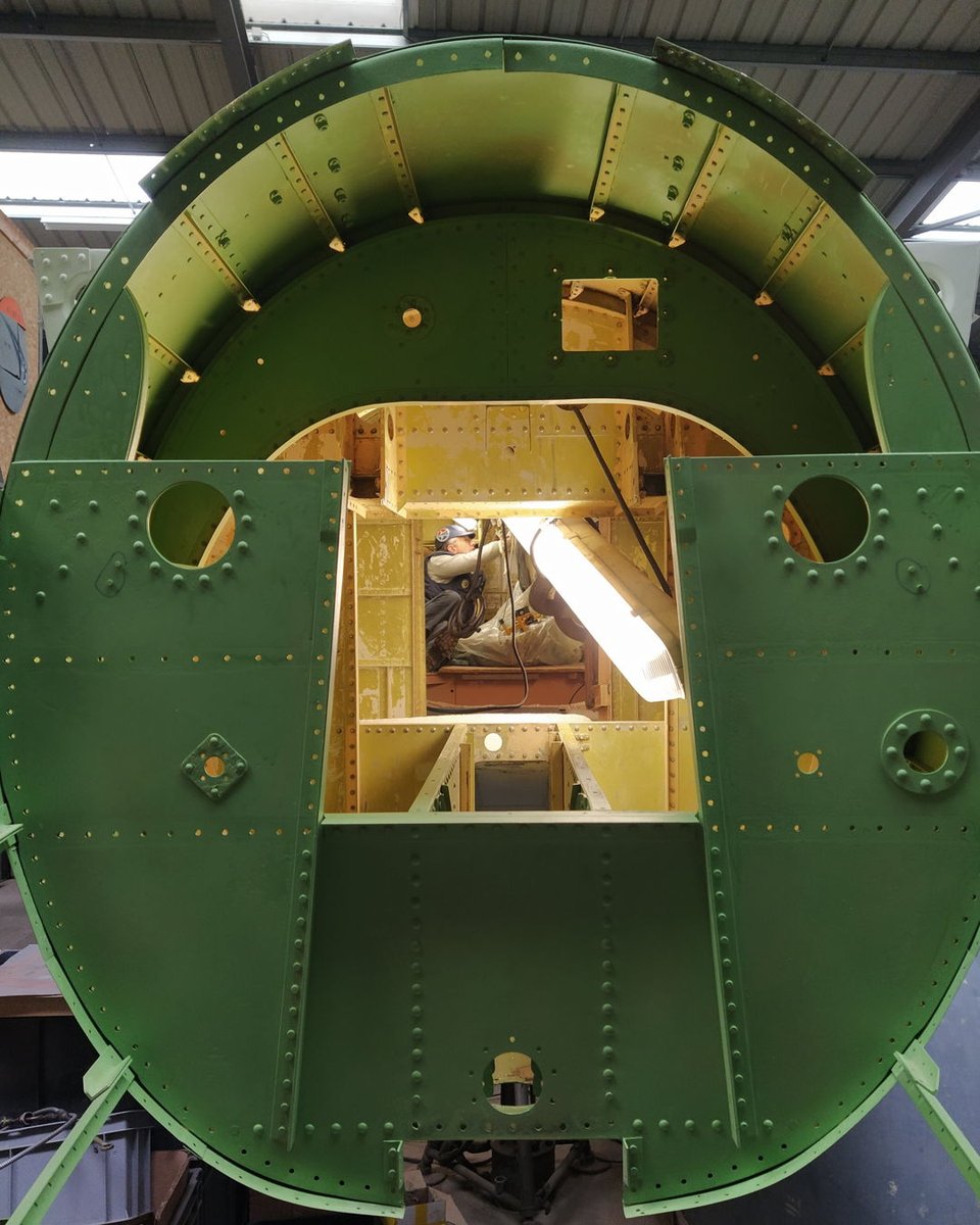 AATLSE31's tweet image. Le rangement est quasiment terminé derrière le hangar.
Sur l'Alizée le longeron arrière et la platine trim sont rivetés.
Gonflage amortisseur avant Fouga Magister avec une barre d'acier.
Remontage de l'interface de tractage Mirage IV.

Un #saturdaywork comme nous les aimons.