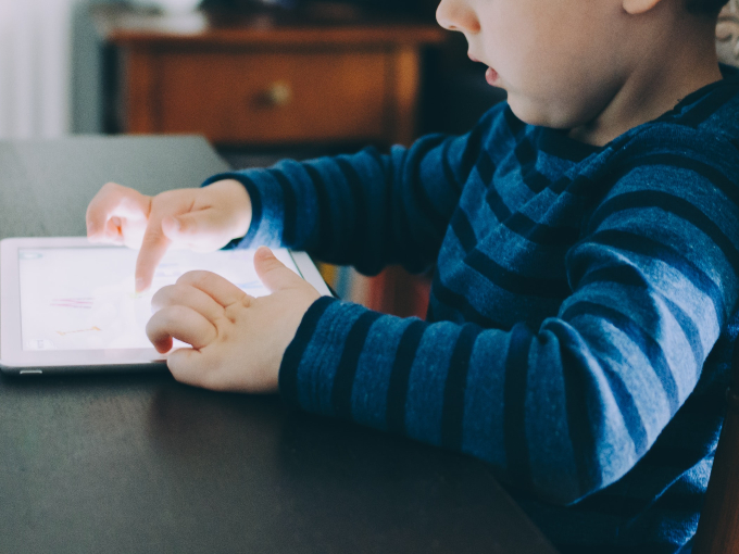 kidscreen's tweet photo. #Childwise’s latest study shows that #preschoolers are mastering basic mobile device capabilities at an earlier age, and they’re increasingly developing complex skills like video-recording chops. https://t.co/mT5JPgQq5n https://t.co/kZme985rIo