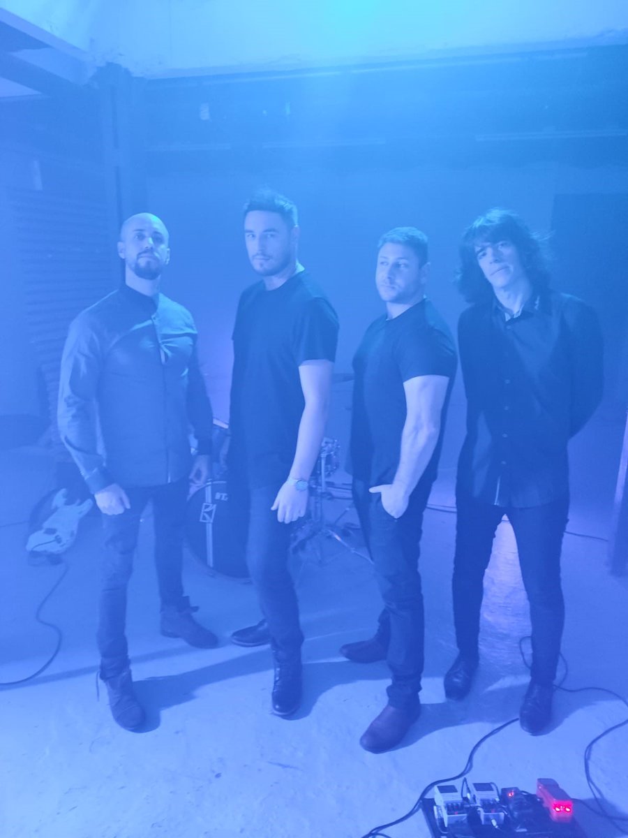 nosvemosen1fila's tweet image. --&amp;gt; bit.ly/3HAhHSN
Alpha Circle sigue trabajando y presentando canciones nuevas. Presentan su nuevo EP en directo este Sábado 28 a las 21:30 en la mítica sala madrileña el Perro de la Parte de Atrás del Coche.
#musicaenvivo #indie #popfusion #madrid #28Enero