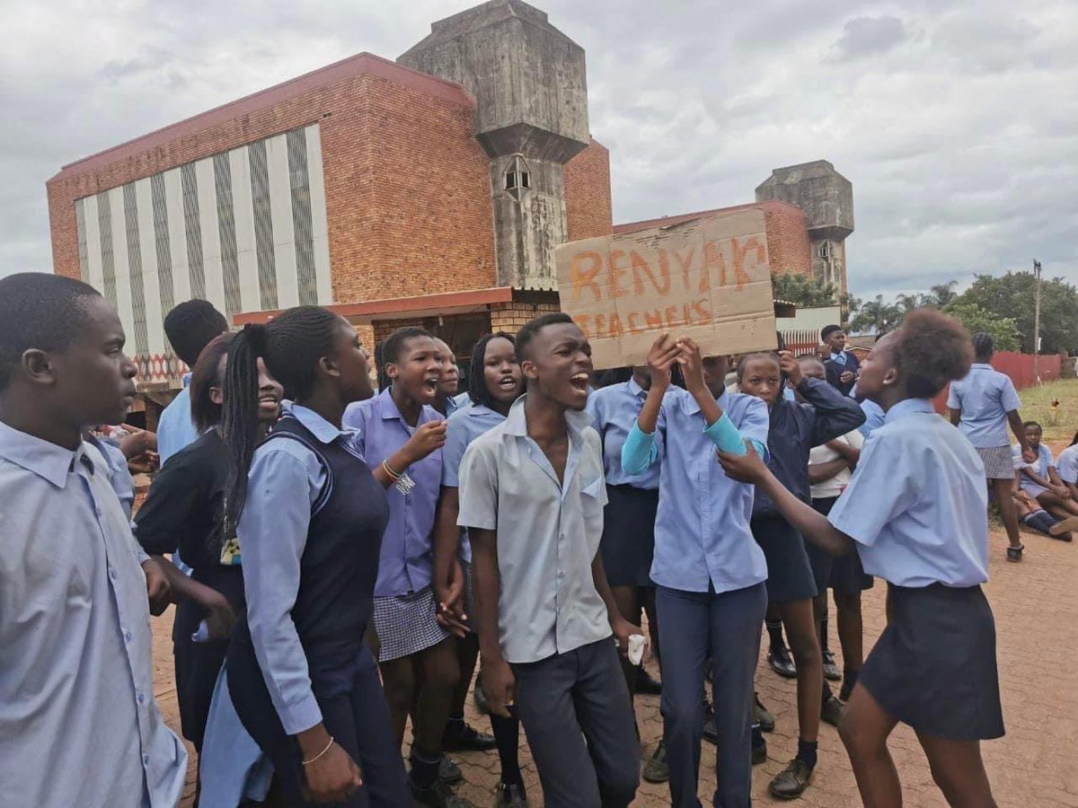 BREAKING NEWS |  BESSIE MAAKE HIGH SCHOOL GETS MATHS TEACHER AFTER PROTEST

BOKGAGA-The protest outside the Thabina circuit manager’s office by Bessie Maake High School learners on Thursday yielded a positive outcome.
#TzaneenVoice
