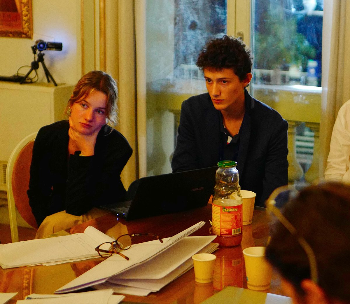 modeleuca's tweet photo. Zoom sur les citoyens du #MEUCA ! Ils ont eu pour objectif principal d'influencer le débat afin de remplir les objectifs définis en mars durant l'assemblée citoyenne. Pour cela, il y a un travail d'analyse de texte, de contact avec les législateurs, de réflexion, d'écriture... 👨‍💻 https://t.co/sK6GMCZZXb