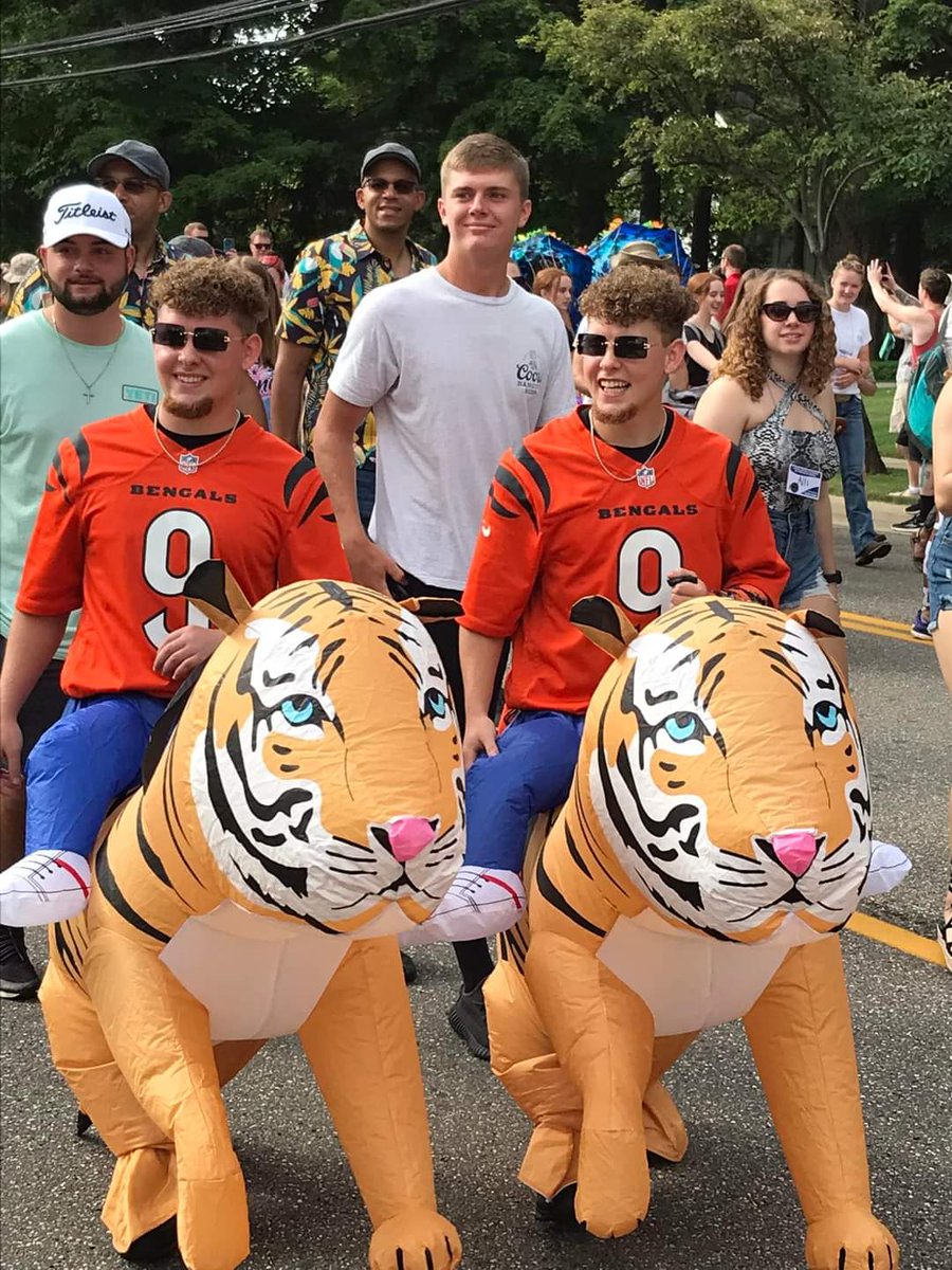 Louise and me (Adrian) are listening to <a href="/magicfm/">Magic Radio</a> in OH-HI-O, USA. Ohio ... In Twinsburg, the home of the annual TWINS parade.