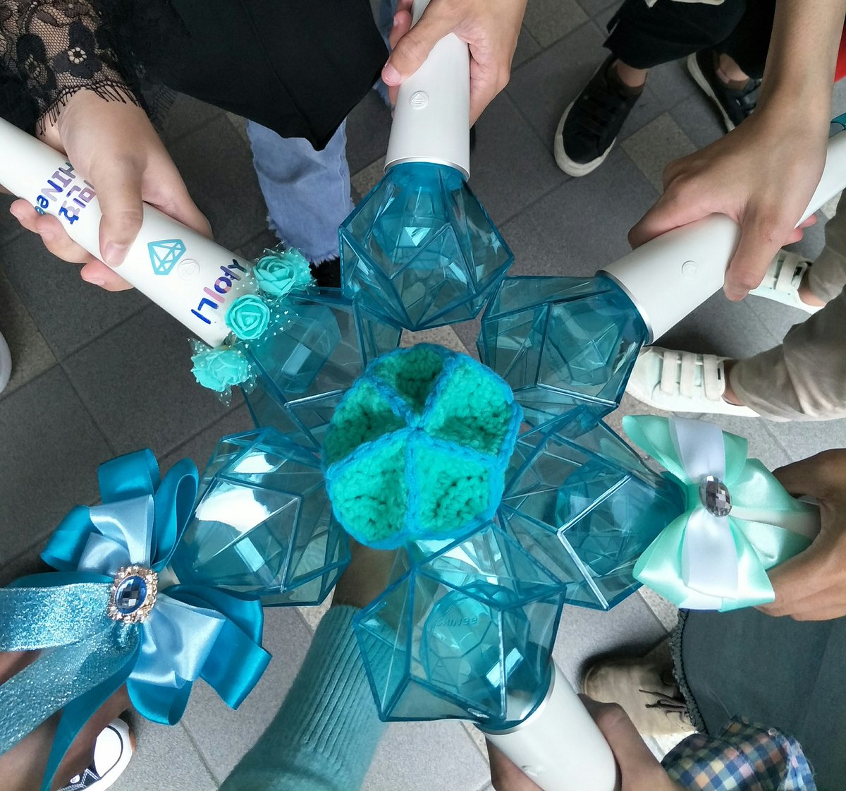 ShiningR_E_D_'s tweet photo. Nice meeting you all girls!!! And thank you din! Pls pakigalaw ang baso π Hope to see you all again sa SHINee World Concert PH yaaaay! πππβ¨
#SHINeeMinhoinManila2023 #LuckyChoisPH #2023_BEST_CHOIs_MINHO #shawol #SHINee #ShatingStar https://t.co/4jsBWbwhnH