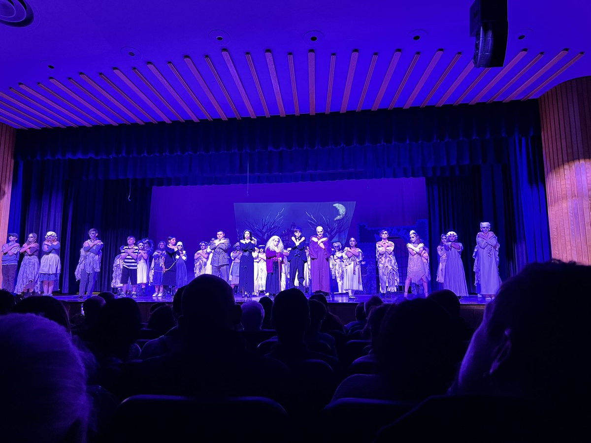 OMS production of the Addams Family was “spooktacular” 🫰🫰🎭⚓️👏🎶 #OSDPride #OurKidsHaveTalent #SoldOutShow @OSchoolsPR @mrfreygould @OMS_NY