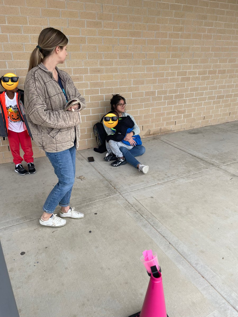 susanacree3's tweet image. I love watching @MsNava1 with her students. 😍Snapped this precious pic at car rider duty. She is always #BringingOutTheBest @CFISDWells #ExploreWells Oh and my teammate @LOakesclass ricks that pink cone 💖