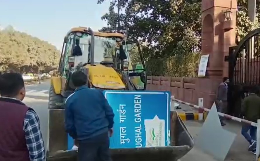 'Mughal Gardens' at Rashtrapati Bhavan renamed as 'Amrit Udyan'.

All the boards bearing the name 'Mughal Gardens' were uprooted & removed from the Rashtrapati Bhavan.