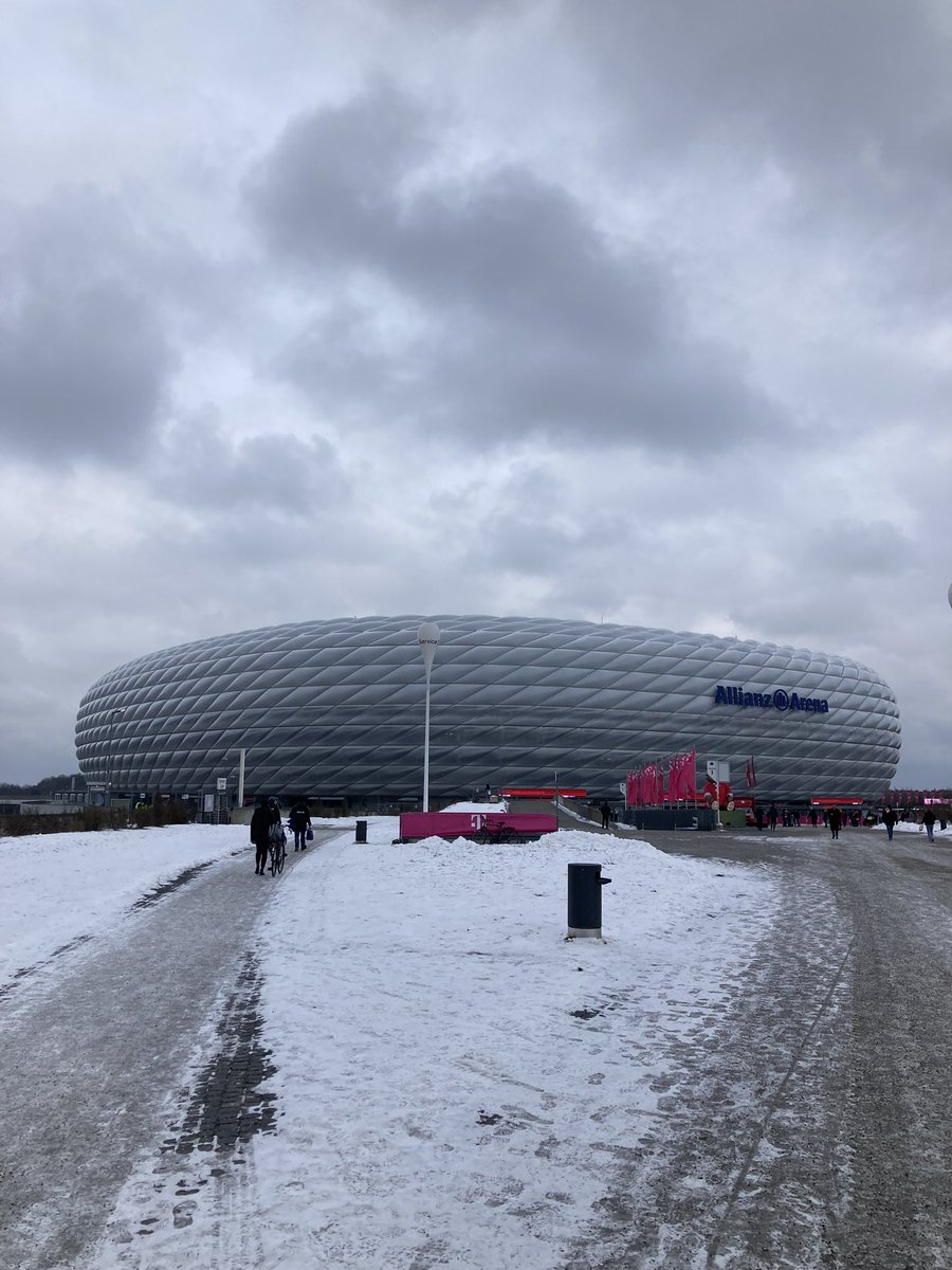 Så er vi på plads på Allianz Arena. Det er pivkoldt, men om et par timer bliver der tændt op for en kanonkamp. Bayern München-Eintracht Frankfurt. 75.000 på plads. Kan Lindstrøm levere på den store scene? Se med 17.30 på Viaplay/See, kickoff 18.30. #viaplay #bldk <a href="/kennethemilp/">Kenneth Emil Petersen</a>