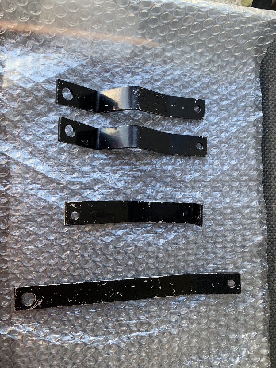 nob7_z900rs's tweet photo. 冬の工作②
しかし専用とは言いながらカウルは汎用だしステーはカットが斜めだわ穴が中心に空いてないわ塗装が剥げてるわで荒い。さらにステーは右前、左前、左後ろ×2というね、、、
ステーも加工プラス作成、、、
先は長い😅

#Z900RS
#VERTIA
#アンダーカウル https://t.co/qRZIdRq9bG