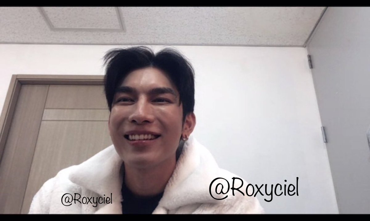 RoxyCiel's tweet photo. I'm very happy to be able to talk to Mew and see his cute smile. I heard him say "Hola" and "Gracias" when I mentioned my country. A beautiful day together with Mew. ❤️🥰🔥

MEW FANMEETING KR 
#MewFMKR_fire
#MewFMKR_ice
@MSuppasit 
#MewSuppasit
#มิวศุภศิษฏ์ https://t.co/IdWGMDDCm0