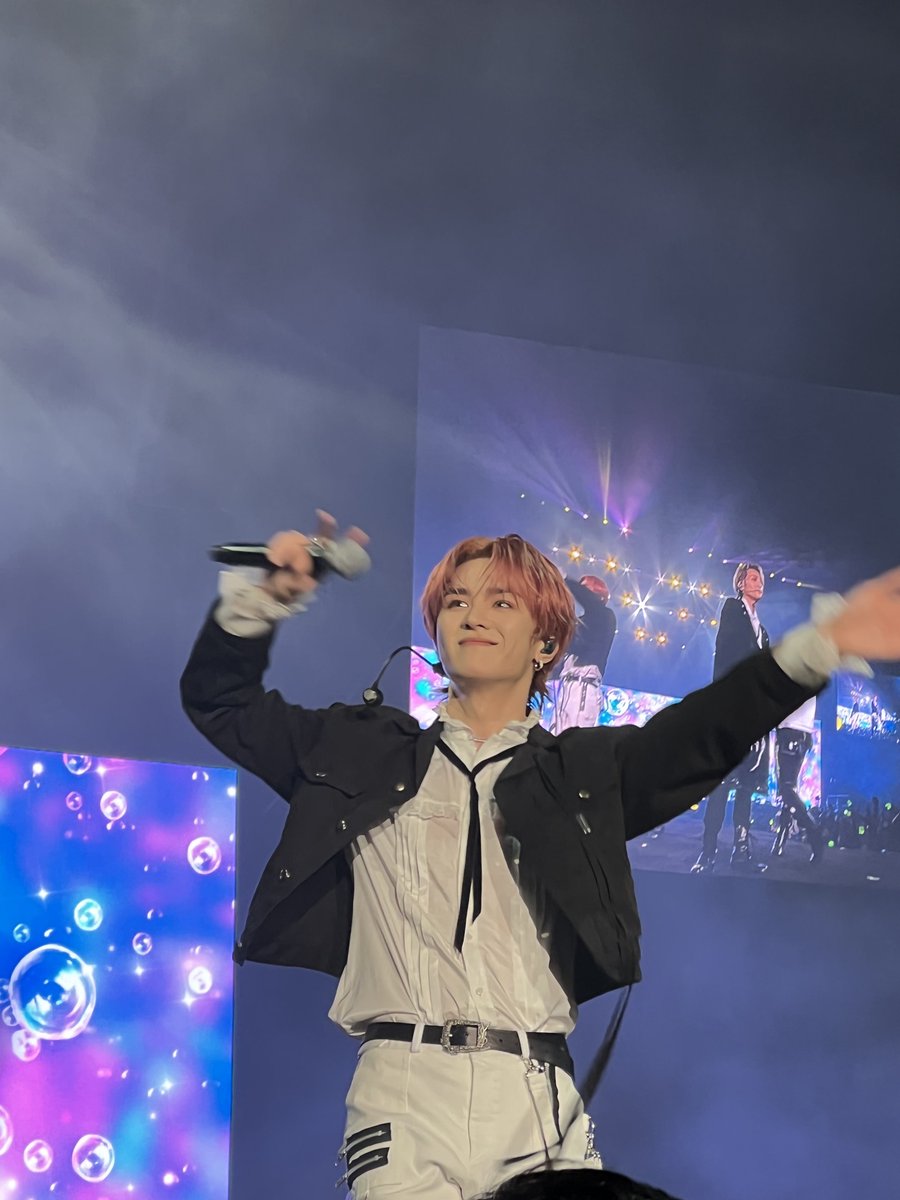 TiraSahar's tweet photo. Dak pavi ni pun handsome sangat irl !!#SeenFestivalinKL #KUN https://t.co/8bPj4zxz5l