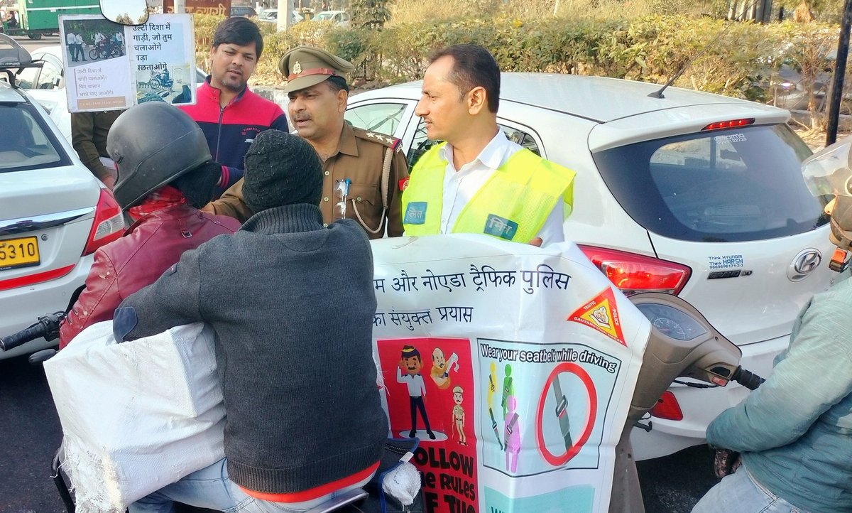Noida7x's tweet photo. @arpbks @shafaquealamTOI @noida_authority सेक्टर 98 माल के सामने खड़ी गाड़ियों को माल के पार्किंग में लगाने का आदेश देना चाहिए
जिन्हें लेफ्ट टर्न लेना होता है वो जाम में फसे रहते है और जाम बढ़ते जाता है
हर मुख्य चौराहों पर लेफ्ट टर्न फ्री का आंदोलन को मिलकर चलाना होगा
@CP_Noida
#keepleftfree
@spgoyal
@ChiefSecyUP https://t.co/60LzKVHAcO