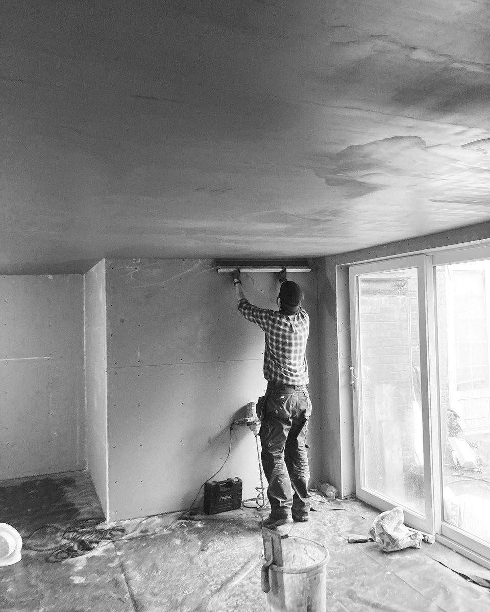 Studio update 🔥 today @clarkecamillerimusic did his thing and plastered the whole room in one go! 💪🏻 lucky to have multitalented musicians on this project! @manibiant 👌🏽 
New music out 03/02/23
.
.
.
.
.
#plastering #skim #motown #irishfolk