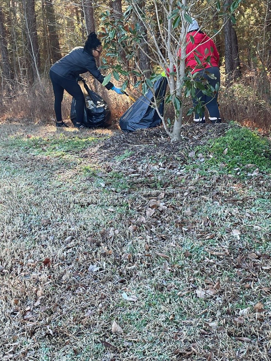 rolesvilleac1's tweet photo. If you were in exam carpool, you saw the trash! So two RAC parents wanted to help clean up the entrance to the school. THANK YOU ladies! #volunteerism #RolesvillePride #MyRolesville #VilleSide @RolesvilleRams https://t.co/tv9LSy7dyR