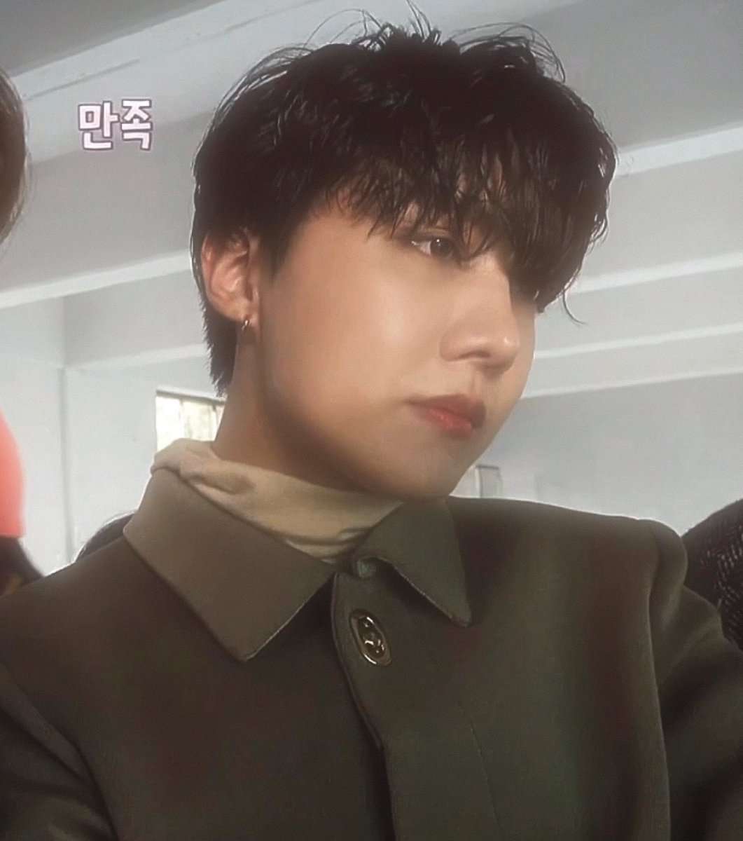 jhopesarchive's tweet photo. hoseok is just so attractive https://t.co/pFQwliBmcf