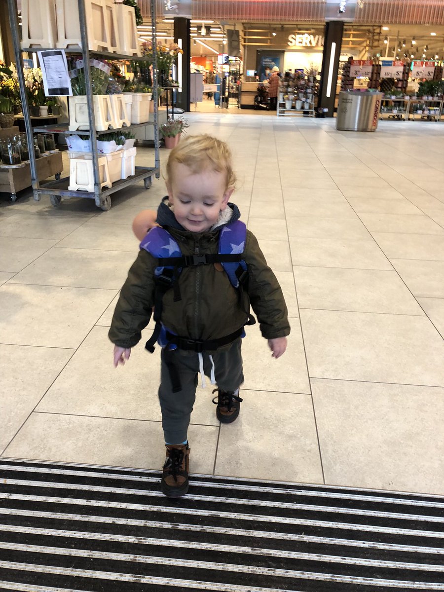 terharmsel's tweet photo. @Frankzinnig Als je draagdoek/draagzak/selendang tips nodig hebt, mijn vrouw is een soort wandelende Wikipedia. Zelfs #banjer heeft zijn eigen draagzak https://t.co/chW59q8JRi