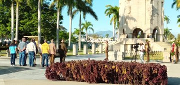 ManuelFalconH's tweet photo. #Hoy nos fuimos temprano al altar sagrado de la #Patria a rendir homenaje al Apóstol, en el #170Aniversario de su nacimiento. Santiago guarda con honor un tesoro de #Cuba. 
#MartiVive #CubaViveEnSuHistoria
#SantiagodeCuba https://t.co/3HJn825PE3