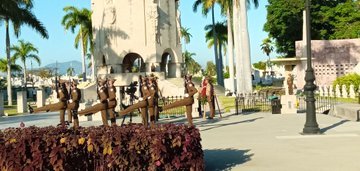 #Hoy nos fuimos temprano al altar sagrado de la #Patria a rendir homenaje al Apóstol, en el #170Aniversario de su nacimiento. Santiago guarda con honor un tesoro de #Cuba. 
#MartiVive #CubaViveEnSuHistoria
#SantiagodeCuba