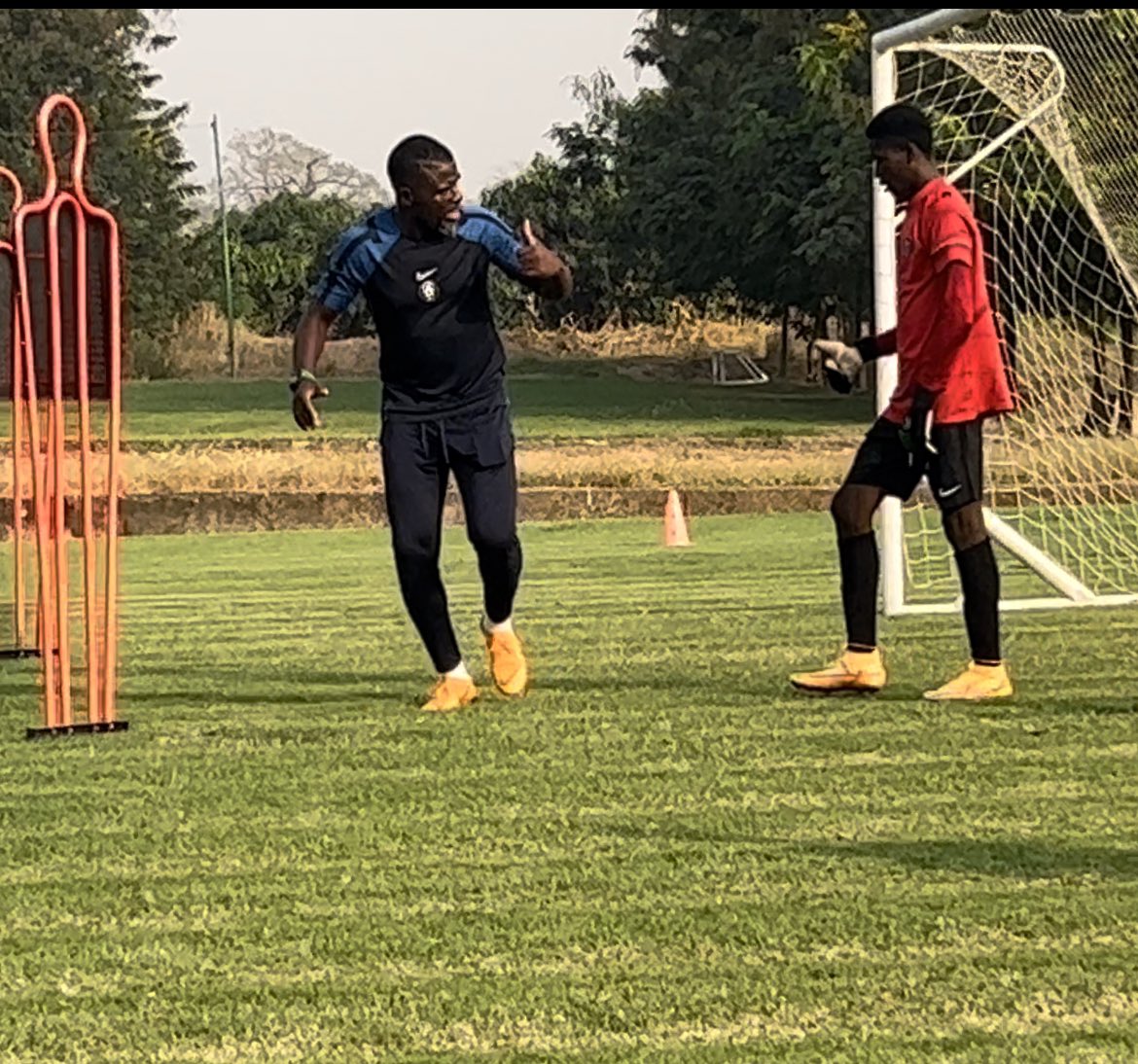 fataud1's tweet photo. Demonstrating before execution 💪🏻🧤⚽️📚
#RTDACADEMY📚⚽️
#Goalkeeping
#Moderntrend https://t.co/iWV2apA9t9