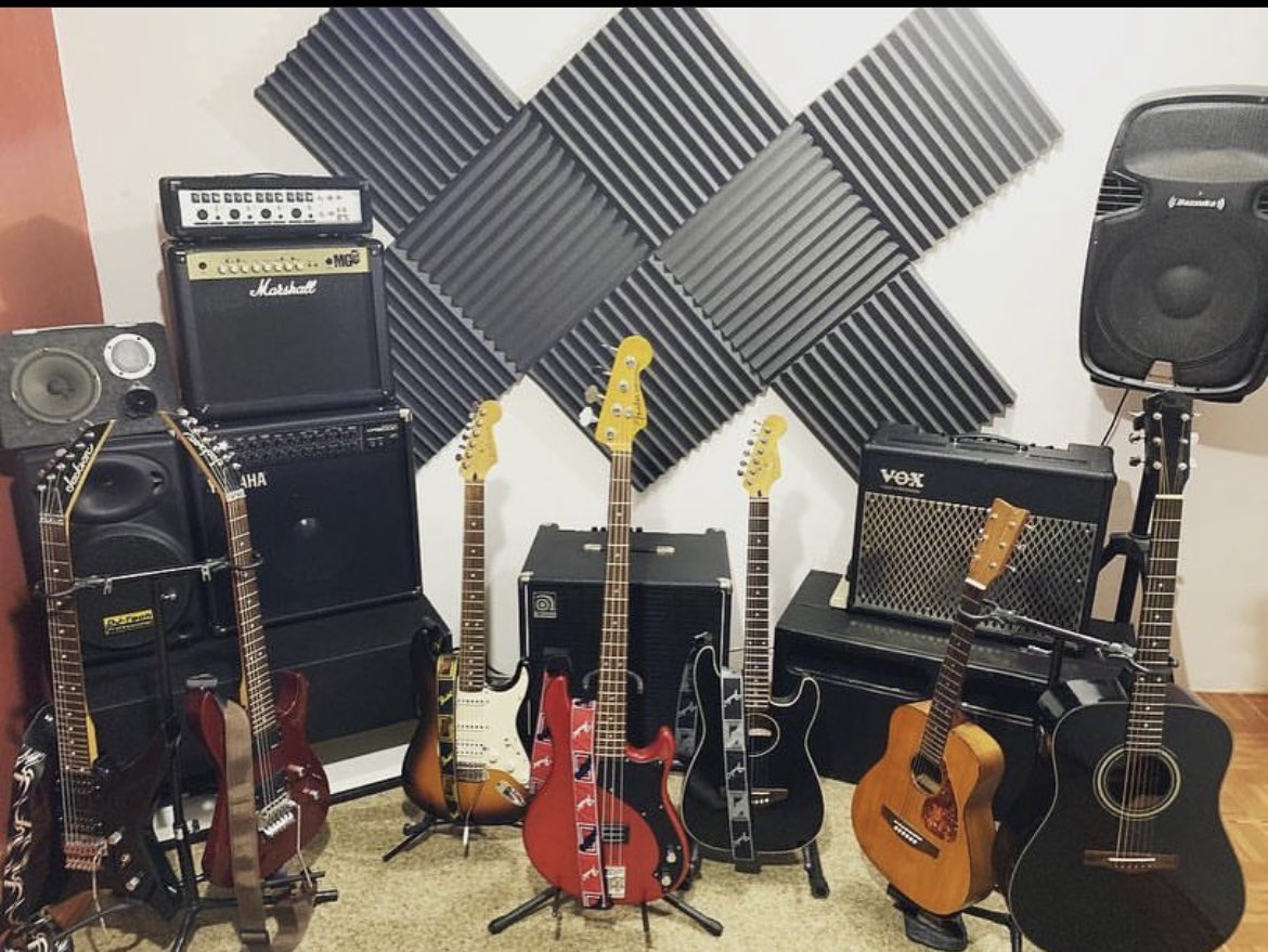 Someone told me the smile on my face gets bigger when I play the guitar 
.
.
#music #musicos #musicaly #musicians #salasdeensayo #saladeensayo #studio #estudio #estudiodegrabacion
#cuartodeensayo #ecuador #quito #cumbaya #tumbaco #tbt
#jackson #fender