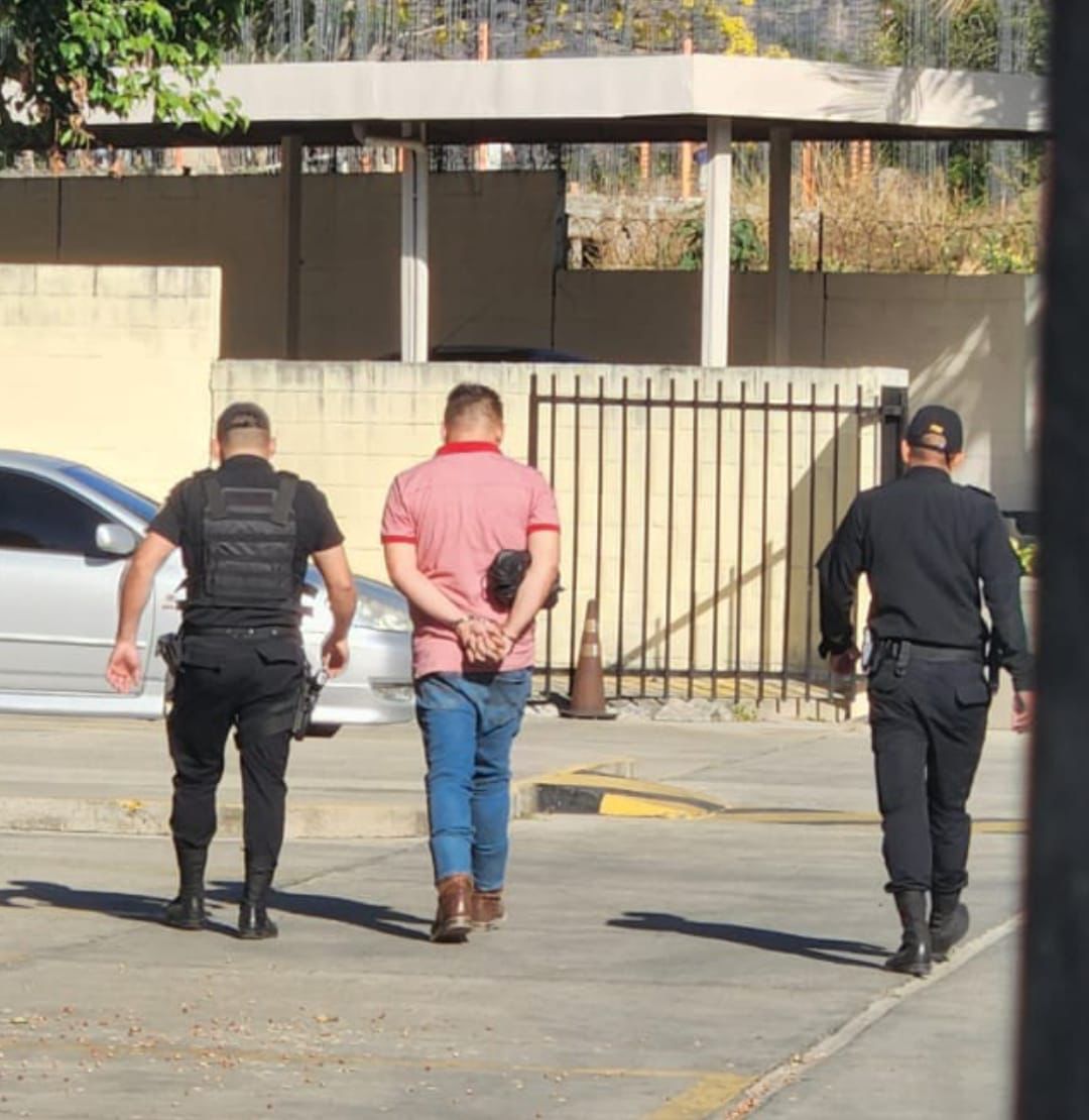 VasquezAbdel's tweet photo. #URGENTE

Después de 20 días de búsqueda es detenido Luis Mario Morales Heredia, "Canche Heredia" al verse rodeado se arrodillo ante los agentes y pidió perdón.

El "Canche Heredia" tenía orden de captura por amenazar con arma de grueso calibre a policías en Esquipulas. https://t.co/5ZgTmNFueY