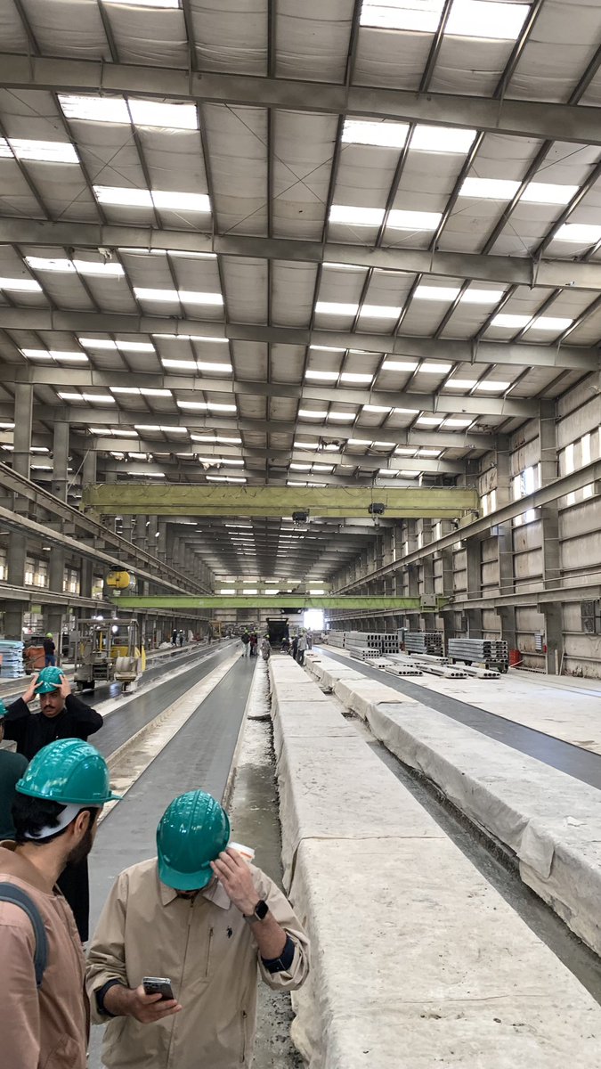 قام فرع الجمعية السعودية لعلوم العمران-شعبة المنطقة الشرقية بجولة اليوم السبت في مصنع شركة بناء بريكاست بالدمام، قُدم خلالها شرحاً وافياً عن انظمة تصميم و إنتاج و تركيب الخرسانة مسبقة الصنع - بحضور الرئيس التنفيذي للشركة و رئيس فرع الجمعية بالشرقية، و بحضور مهتمين و طلبة العمارة.