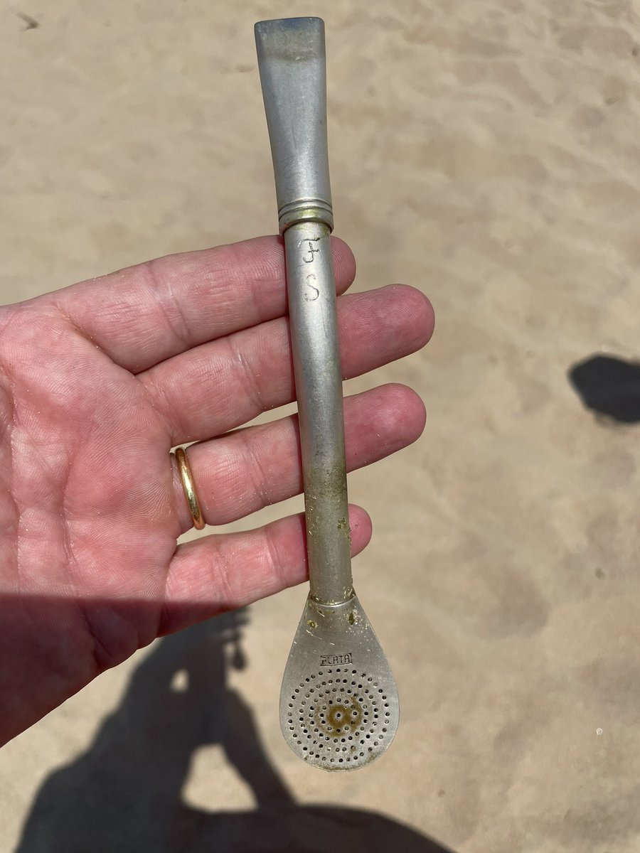 Encontré bombilla de Plata en parada 20 de la brava, en el parador mía bistró. Parece de las de Melo con iniciales FS. El dueño que se contacte conmigo. Gracias