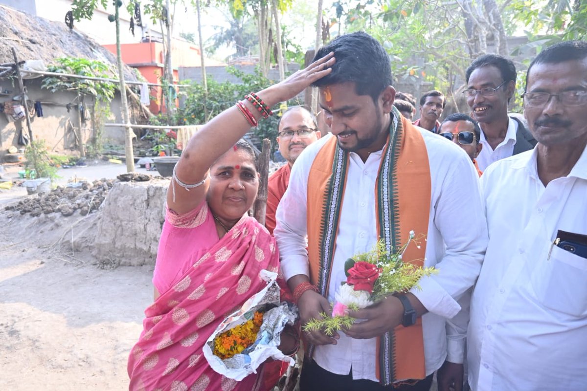 suryabanshibjp's tweet photo. ଧାମନଗର ନିର୍ବାଚନ ମଣ୍ଡଳୀର ବୋଡକ ପଞ୍ଚାୟତର ବିଭିନ୍ନ ଅଞ୍ଚଳକୁ ଯାଇ ସ୍ଥାନୀୟ ସମସ୍ୟା ସମ୍ବନ୍ଧରେ ଆଲୋଚନା କରିବା ସହ ଅଞ୍ଚଳବାସୀଙ୍କୁ କୃତଜ୍ଞତା ଜଣାଇଲି ।

#DhamnagarAssemblyConstituency
#ServiceAtDoorstep #dhamnagarmoparibar https://t.co/XtS7qxkPcF