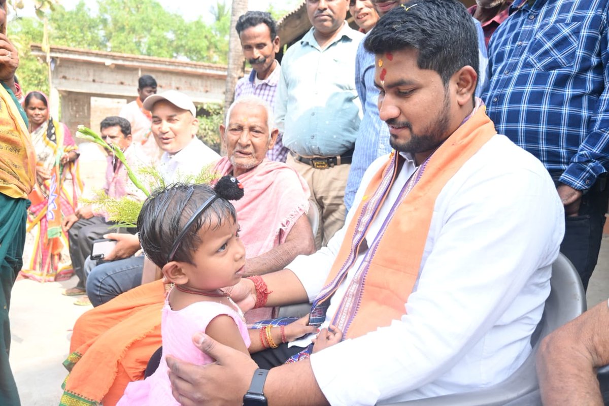 suryabanshibjp's tweet photo. ଧାମନଗର ନିର୍ବାଚନ ମଣ୍ଡଳୀର ବୋଡକ ପଞ୍ଚାୟତର ବିଭିନ୍ନ ଅଞ୍ଚଳକୁ ଯାଇ ସ୍ଥାନୀୟ ସମସ୍ୟା ସମ୍ବନ୍ଧରେ ଆଲୋଚନା କରିବା ସହ ଅଞ୍ଚଳବାସୀଙ୍କୁ କୃତଜ୍ଞତା ଜଣାଇଲି ।

#DhamnagarAssemblyConstituency
#ServiceAtDoorstep #dhamnagarmoparibar https://t.co/XtS7qxkPcF