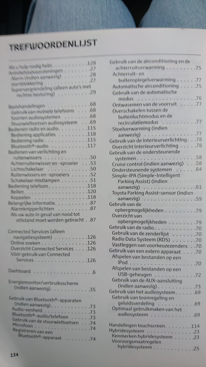 Een onhandig register in een autohandleiding. Voor informatie over de radio moet je zoeken bij de G: "Gebruik van de radio." Hier had nog wel een professional naar mogen kijken!