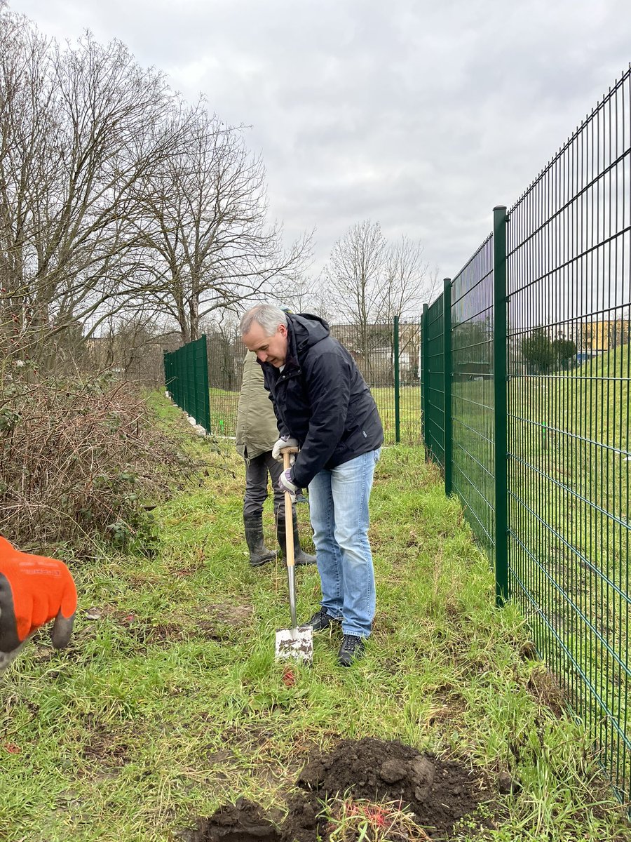 Bei der heutigen Pflanzung bei Mutter Teresa haben wir mit 25 Helfer*innen das Außengelände bepflanzt. Besonders haben wir uns gefreut, dass die Politiker <a href="/RoeslerJens/">JensRoesler</a> &amp; Tobias Krull tatkräftig mit angepackt haben &amp; damit gezeigt haben, dass Ihnen unser Stadtgrün wichtig ist.