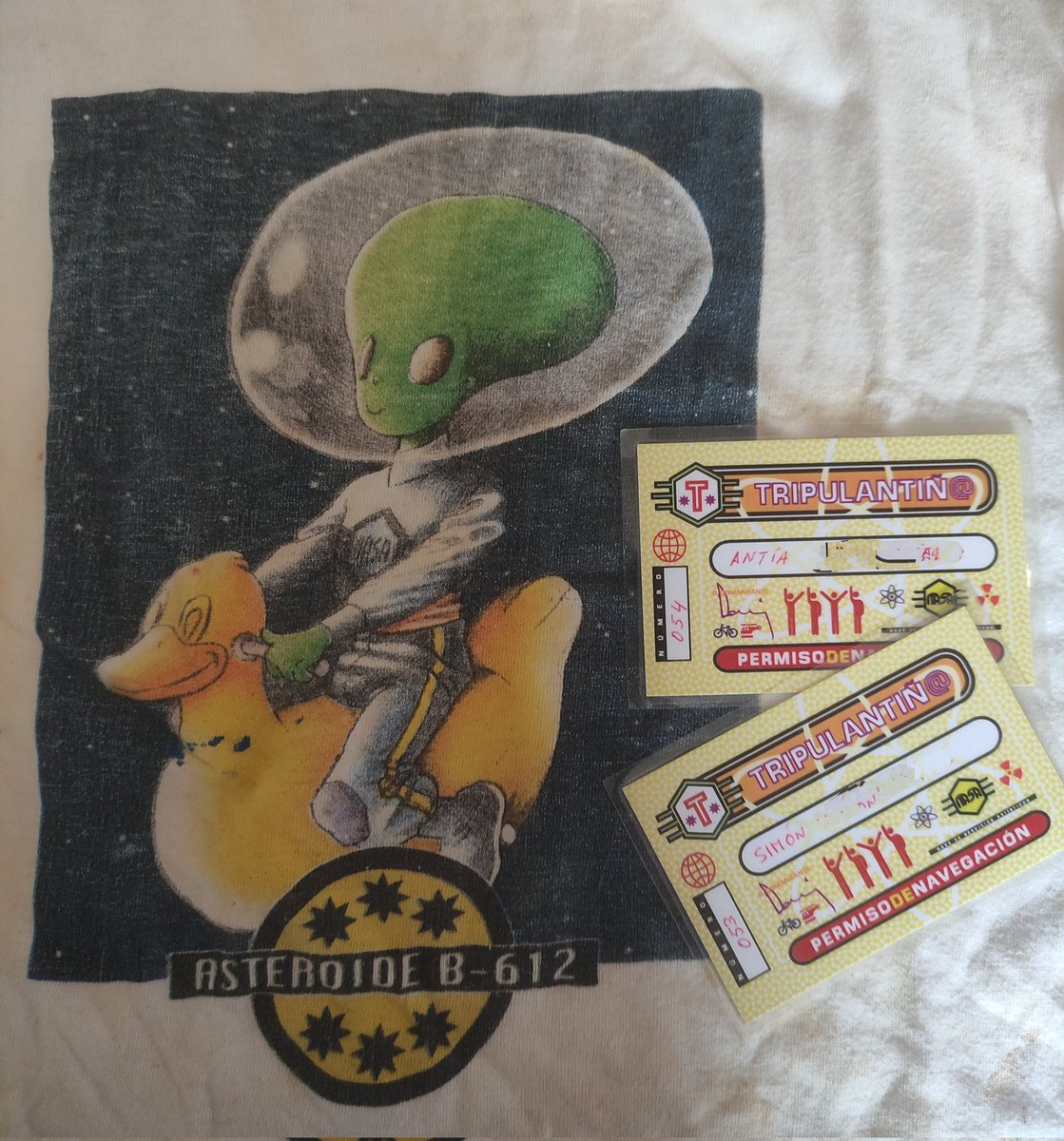 Estaba a ler "O navegante" de Tristán Ron e nunha das viñetas falaba do Asteroide B-612.
Uns dias antes, argallando en vellas caixas atopeime a camiseta da foto e os carnés dos meus tripulantiños (naquel momento eran só dous).
É coincidencia ou conexión?
<a href="/redenasa/">Redenasa.tv</a> <a href="/chevereteatro/">chevereteatro</a>