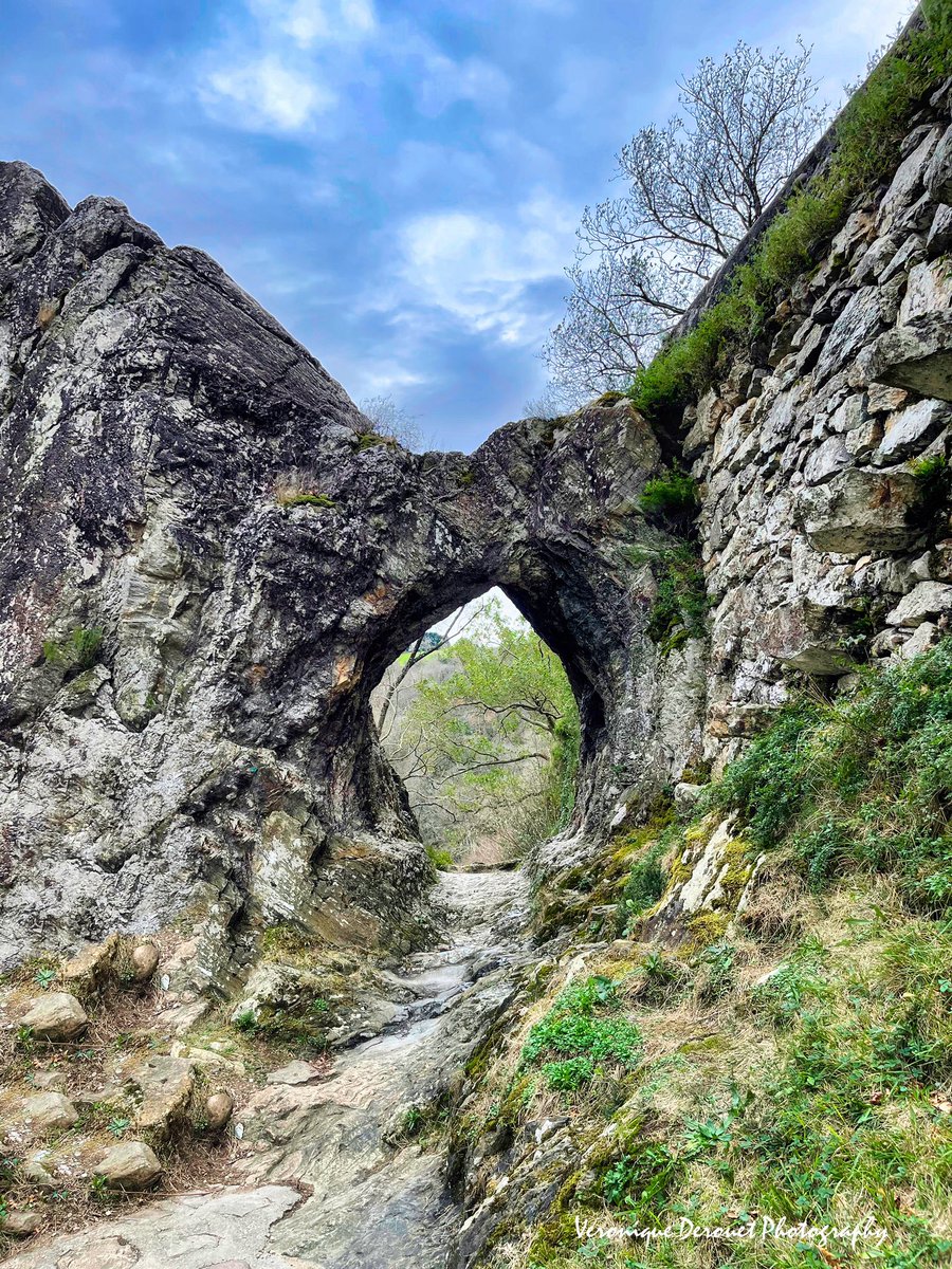 vederouet's tweet photo. ❤️🤍💚 Pas de Roland
In the town of Itxassou in the Basque Country stands this natural curiosity, called "Pas de Roland" located in a gorge dug by the Nive
Veronique Derouet 01/2023
#landscape #winter #paysbasque #basquecountry #pasderoland #itxassou @ThePhotoHour @StormHour https://t.co/cwfJMNAvL1