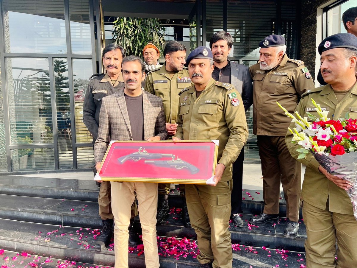 DPO_WAZIRABAD's tweet photo. آج ڈی پی او وزیر آباد فاروق امجد صاحب نے اپنے عہدہ کا چارج چھوڑ دیا ۔وزیر آباد پولیس کی کمانڈ کرنا ایک اعزاز ہے۔ڈی پی او وزیر آباد 
@DPO_WAZIRABAD 
@rpogujranwala 
@RpoGujrat 
@FarooqButtarPsp https://t.co/nBQblebfjM
