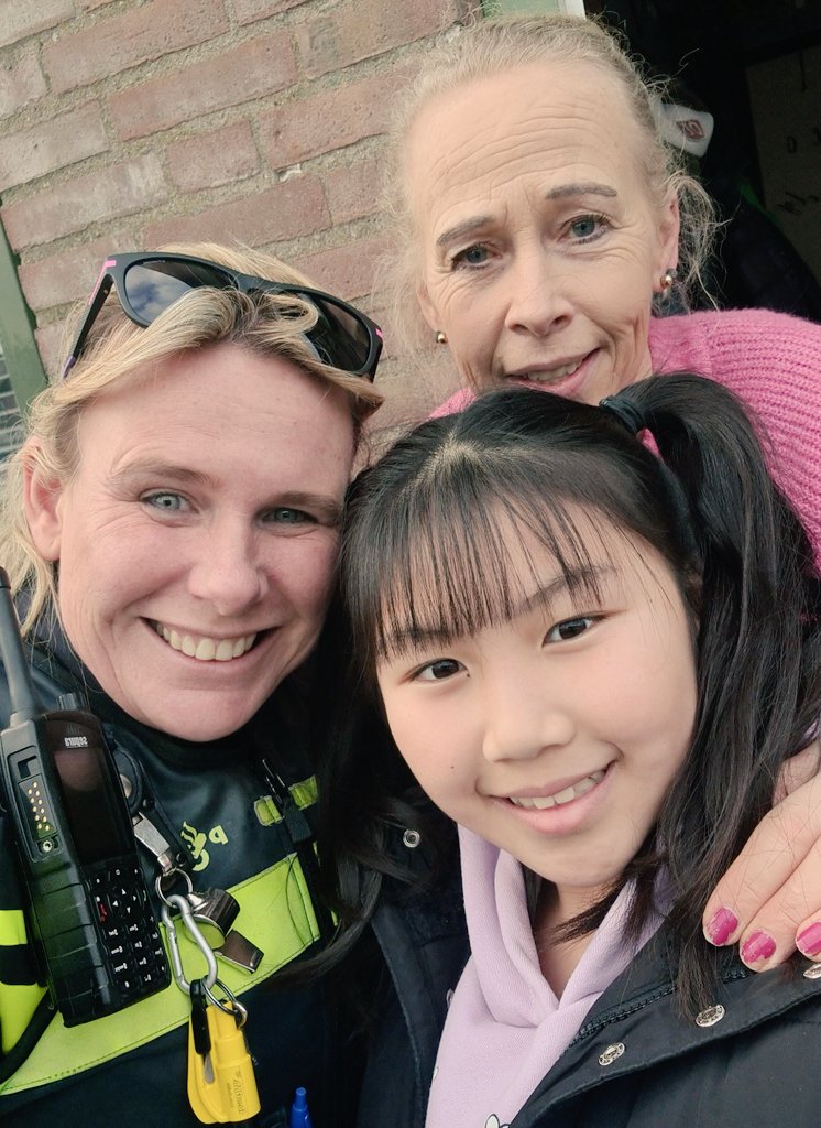 Vandaag een korte surveillance gedaan in de wijk gedaan met #politiekid #macy. Bij juf #lies <a href="/lies_blaauw/">lies blaauw⚫️🔵⚫️</a> een brandveiligheid check gedaan. Alles bleek in orde 👍👍👍 trots op #macy <a href="/POL_MiddenSchie/">Politie Basisteam Midden-Schieland</a> <a href="/KombijdePolitie/">zens</a>