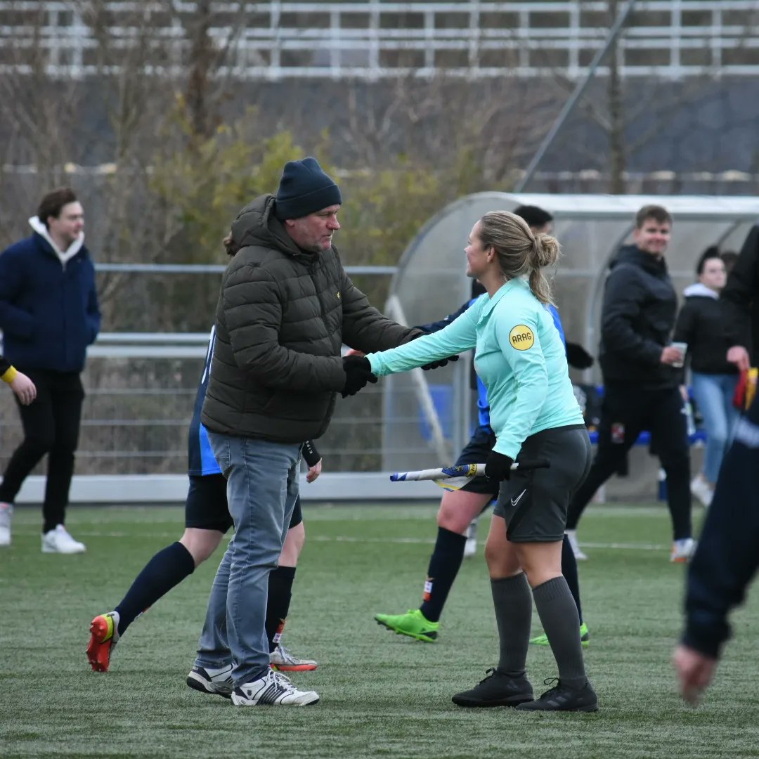 fcHarlingen's tweet photo. 🤝 🙏
#bedanktscheids 

Zo doen we dat bij fc Harlingen!

@daisynota https://t.co/xgeNCMqMEK