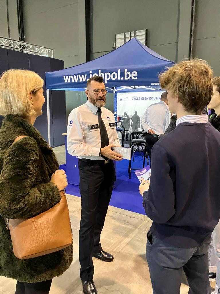 pzvlas's tweet photo. 👮🏻♀️👮 Op de gemeenschappelijke jobinfostand van #pzvlas en #jobpol was er op de SID-IN beurs in @KortrijkXPO alweer veel interesse voor een job bij de politie 💙 https://t.co/qMgs9G4d1G