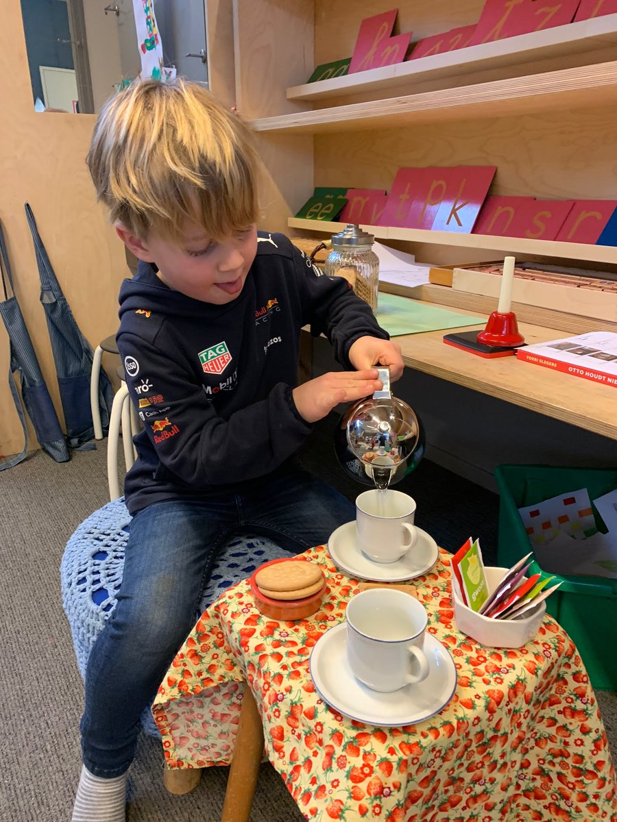 Elzeneindschool's tweet image. We werken op school met het &quot;kind van de dag&quot;. In de onderbouw wordt er iedere dag een kopje thee met de juf gedronken. #zelfdoenuiteraard #observeren #tong #pinkomhoog #montessori @Iedereenuitoss @SAAMscholen